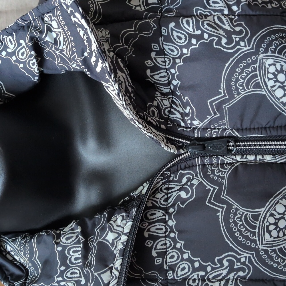 ✨ FP Movement Women's Pippa Packable Puffer Jacket in a bandana print Size XS - Picture 3 of 9